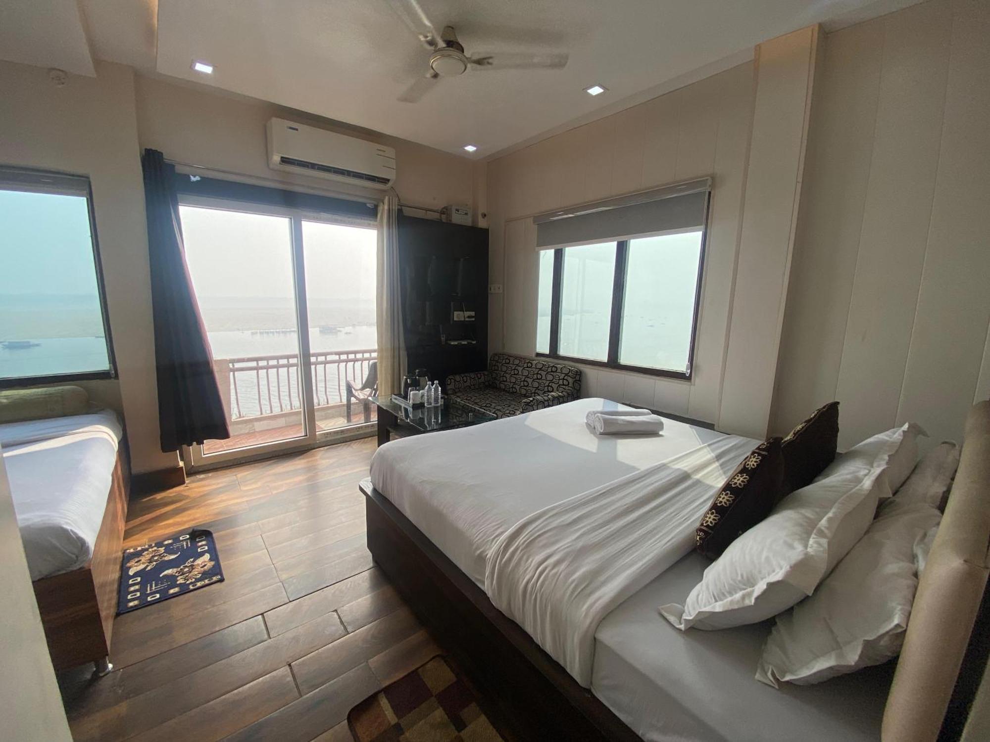 Hotel Sita Palace On Heritage Ghats Of Benaras Varanasi Exterior foto